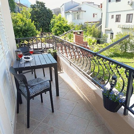Отель Apartman Komadina Макарска Экстерьер фото
