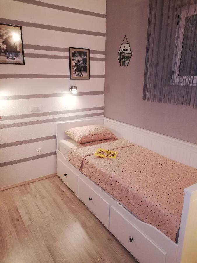 Отель Apartman Komadina Макарска Экстерьер фото