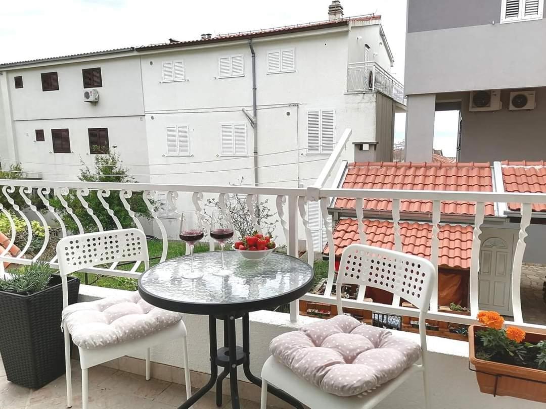 Отель Apartman Komadina Макарска Экстерьер фото