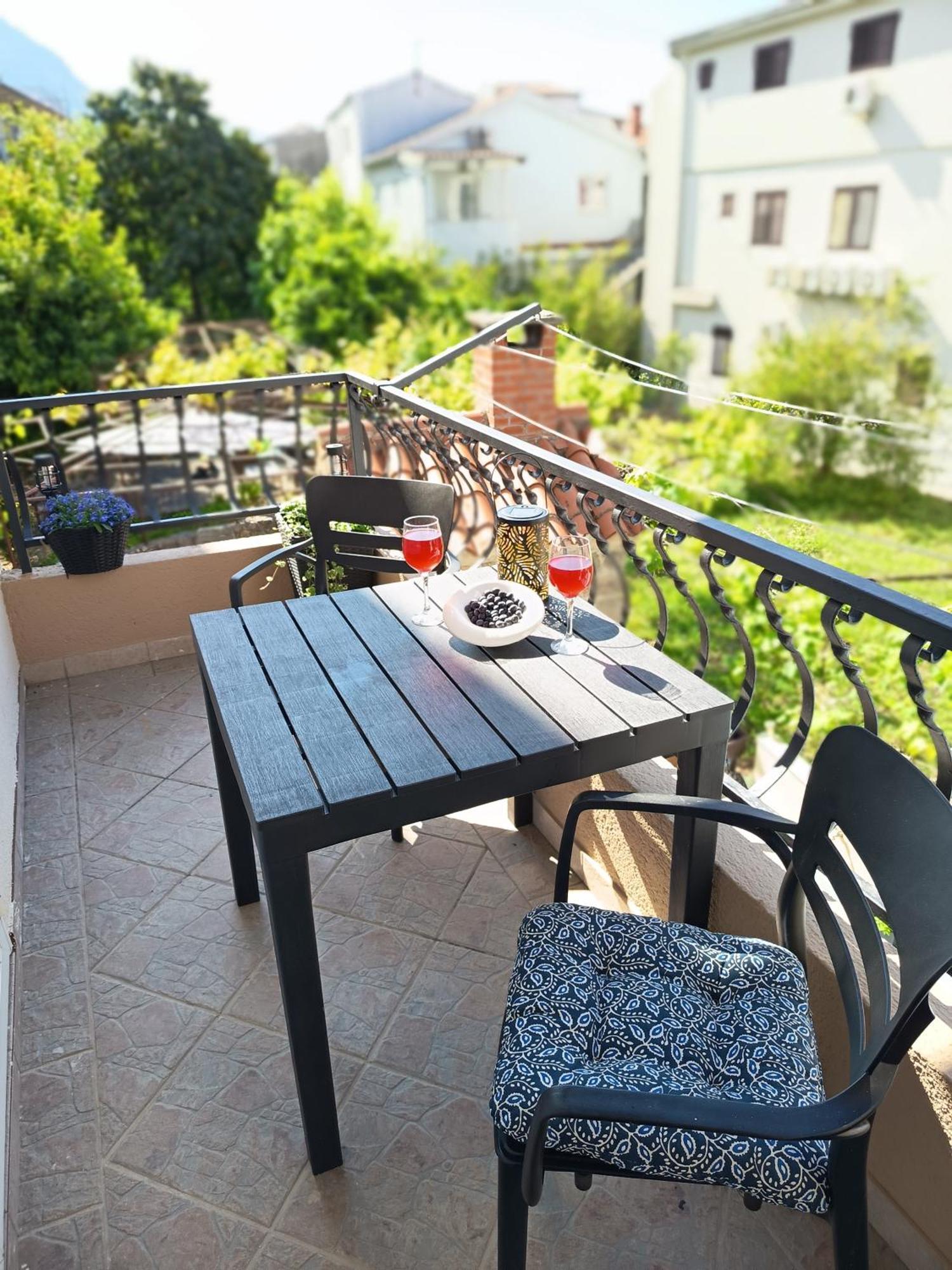 Отель Apartman Komadina Макарска Экстерьер фото