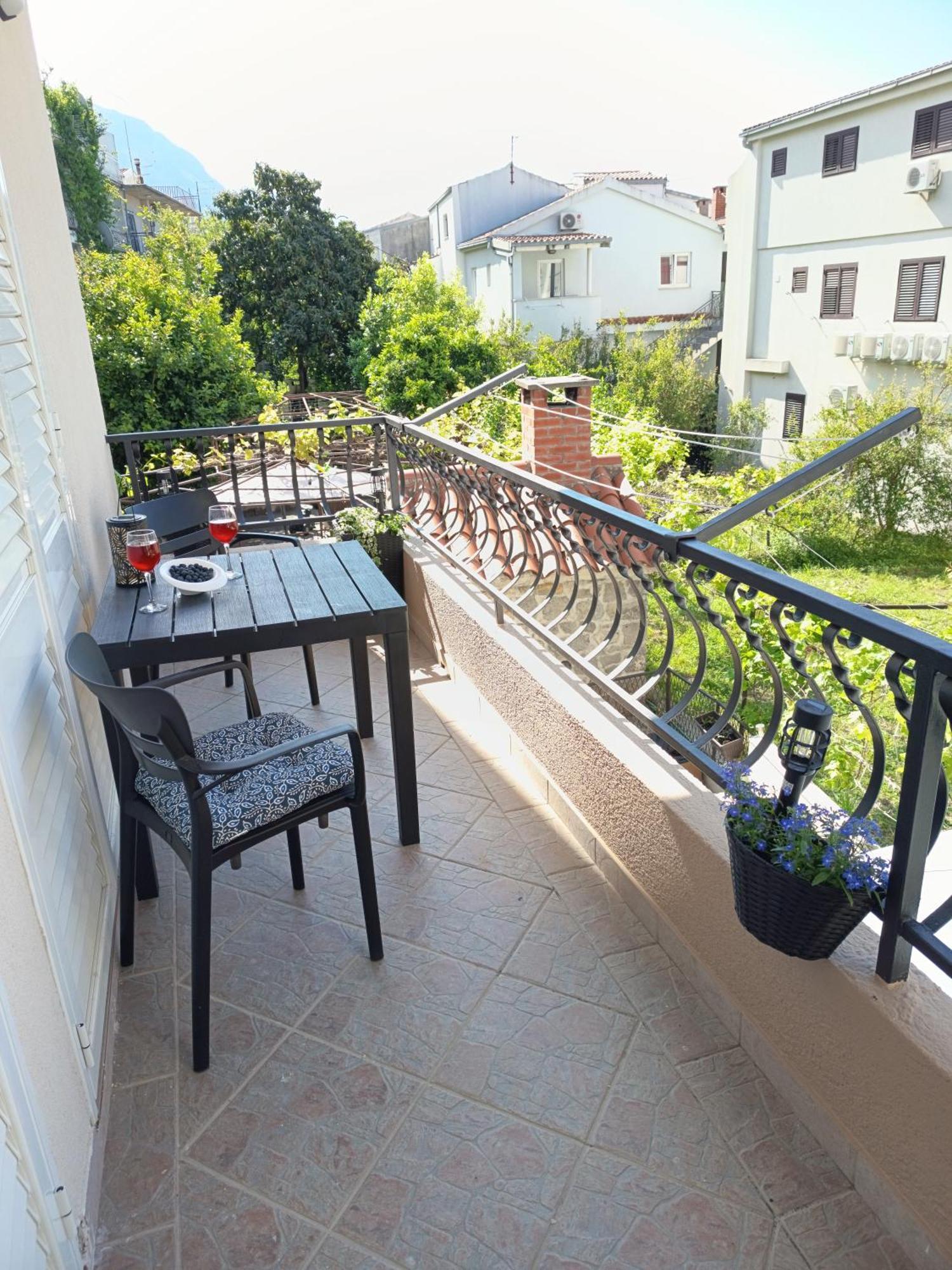 Отель Apartman Komadina Макарска Экстерьер фото